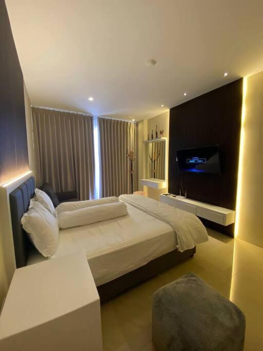 Nagoya Thamrin Apartment High Floor With View Экстерьер фото