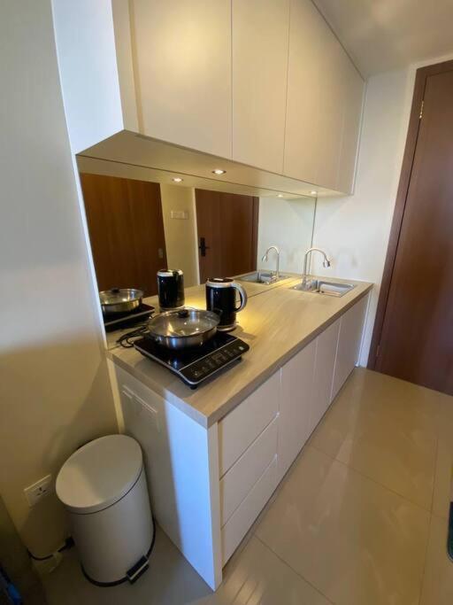 Nagoya Thamrin Apartment High Floor With View Экстерьер фото