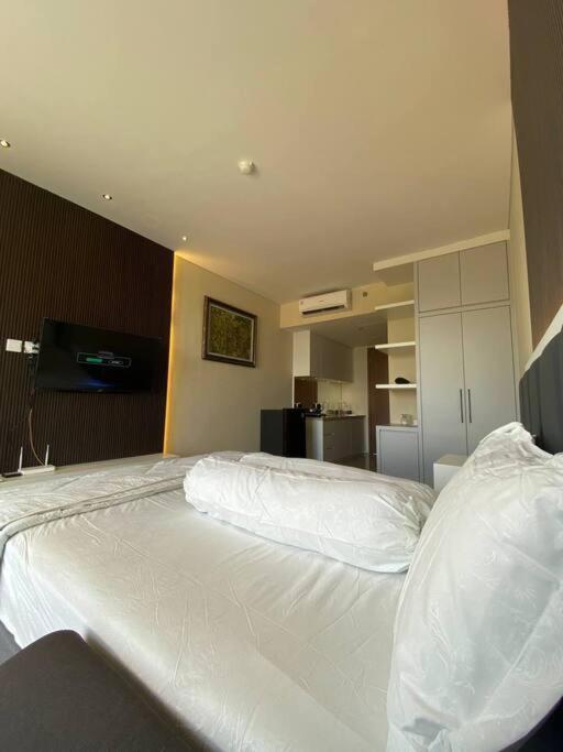 Nagoya Thamrin Apartment High Floor With View Экстерьер фото