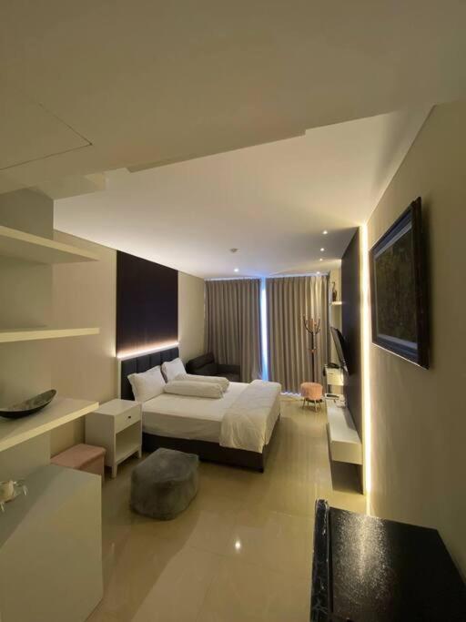 Nagoya Thamrin Apartment High Floor With View Экстерьер фото