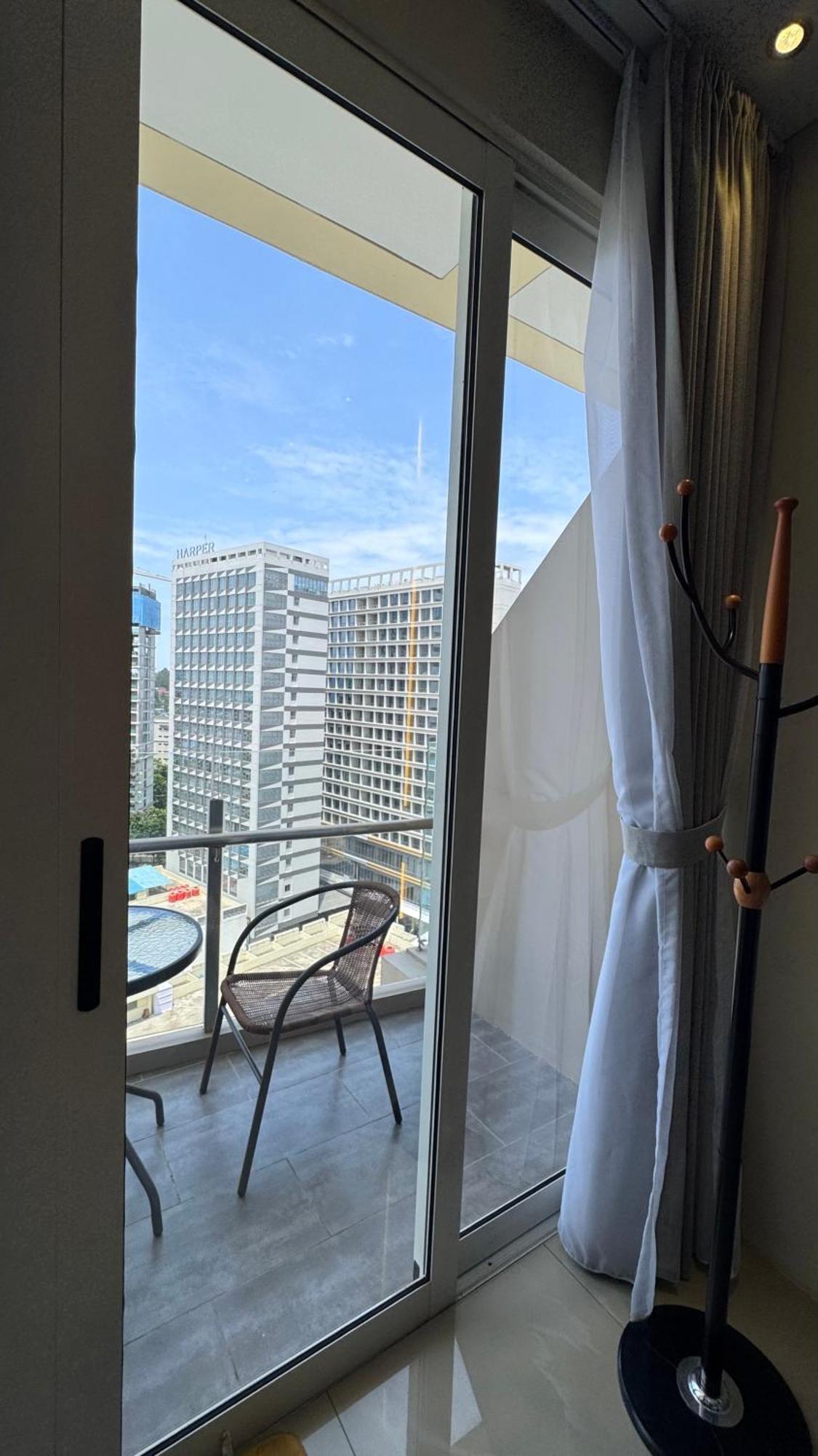 Nagoya Thamrin Apartment High Floor With View Экстерьер фото