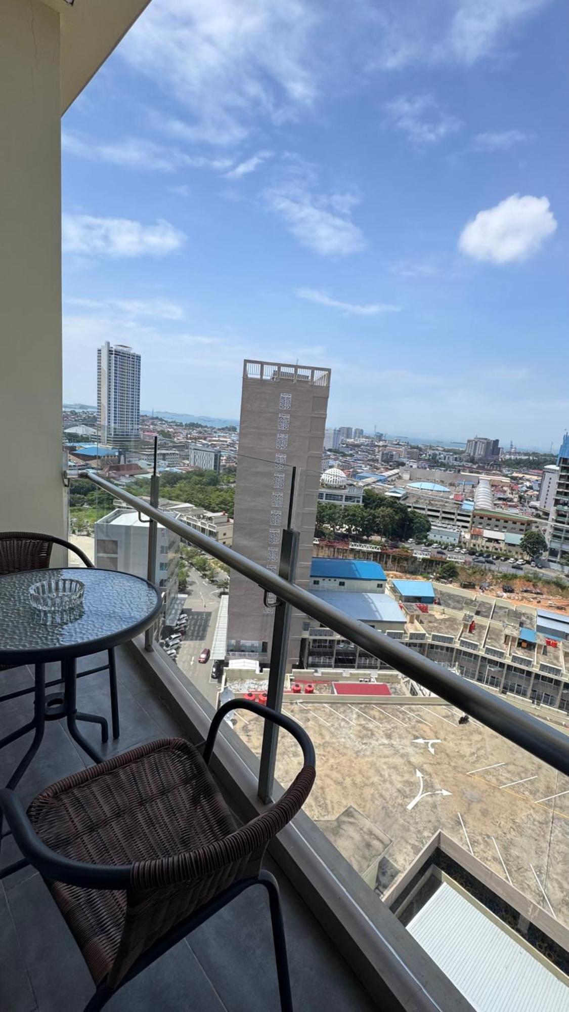Nagoya Thamrin Apartment High Floor With View Экстерьер фото