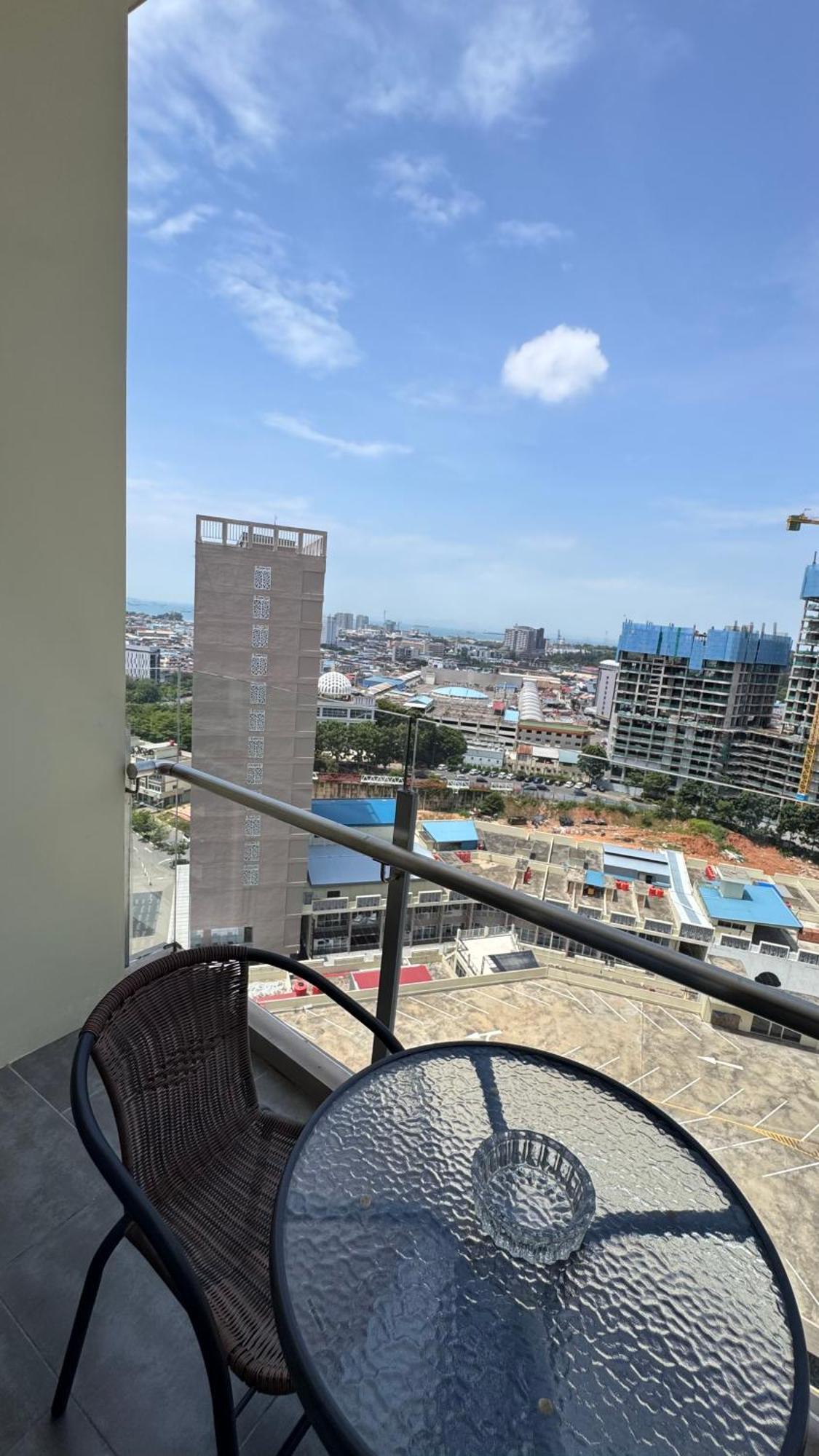 Nagoya Thamrin Apartment High Floor With View Экстерьер фото