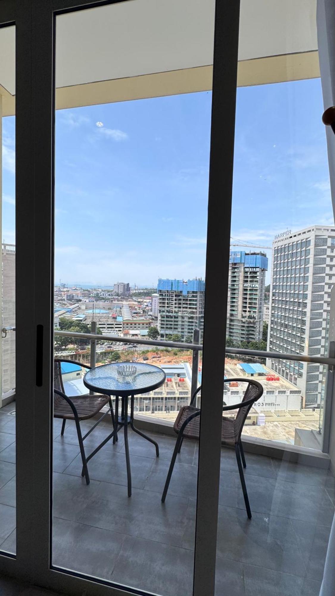 Nagoya Thamrin Apartment High Floor With View Экстерьер фото